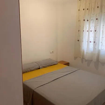 Oasis Apartment: Beachside Comfort In